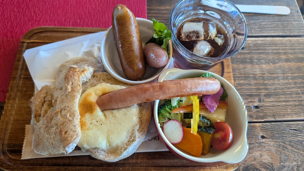 あるうのぱいん あるうのぱいん、富良野の人気ベーカリー店の外観または商品